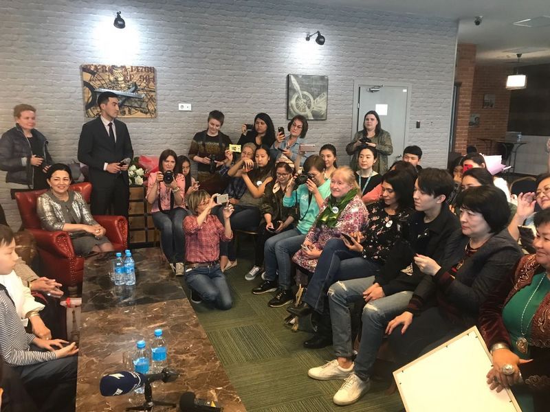Девушка на инвалидной коляске прилетела на встречу с Димашем Кудайбергеном в Актобе