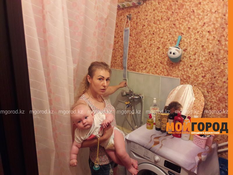 Почти год без воды живут жители пятиэтажки в Уральске