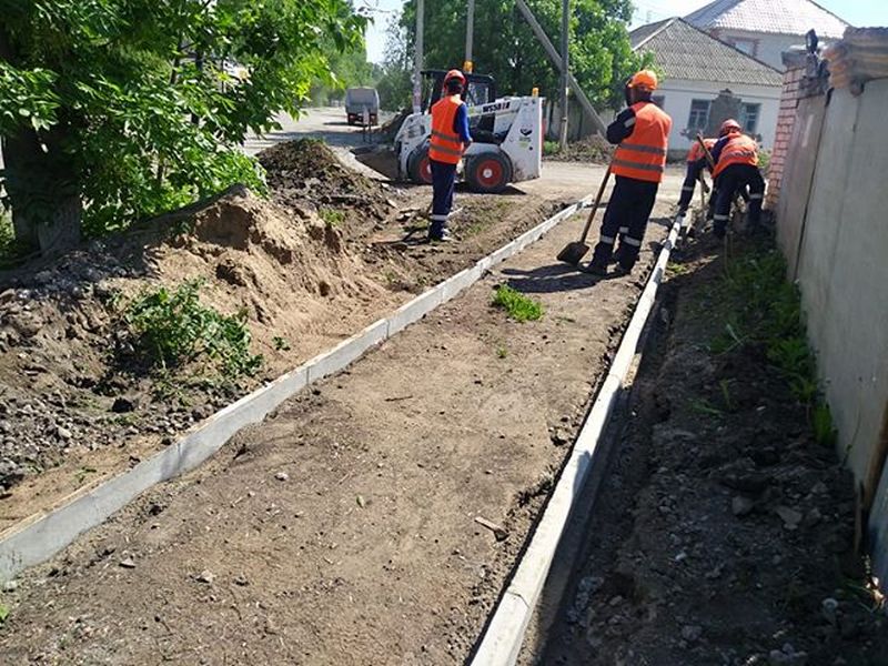 Уральцев просят скидывать фото некачественной работы строителей дорог в мессенджер акимата