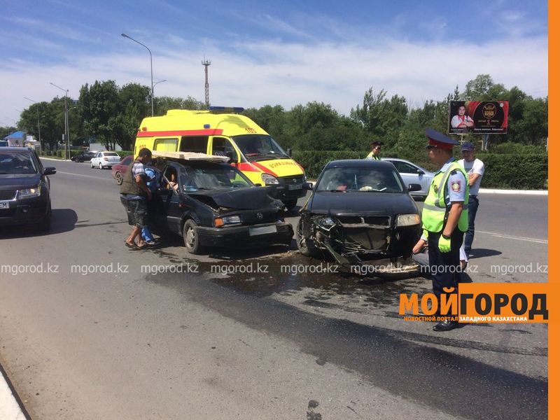 Две иномарки столкнулись в центре Уральска