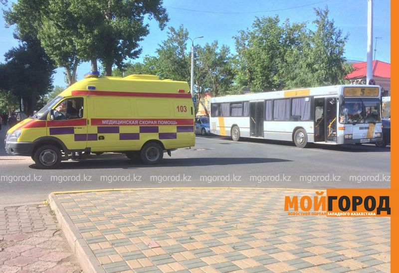 Пассажирский автобус сбил человека в Уральске (фото)