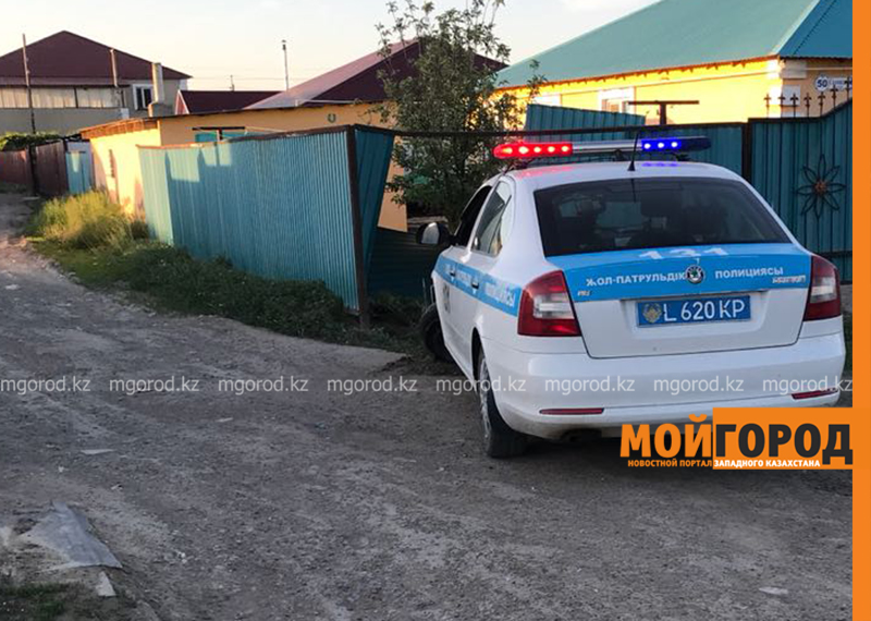 Полицейская машина снесла забор в Уральске: в ДВД прокомментировали аварию