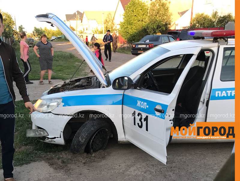 Полицейская машина врезалась в забор частного дома в ЗКО (фото, видео)