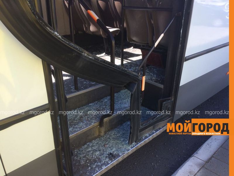 В Уральске в пассажирский автобус врезался автокран: есть пострадавшие