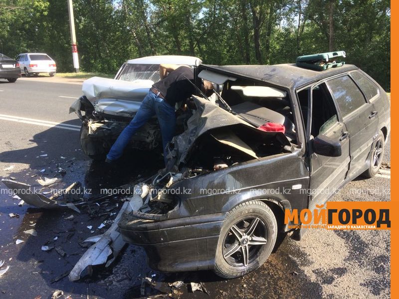 Лоб в лоб столкнулись два автомобиля в Уральске