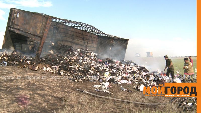 На трассе в ЗКО сгорела фура с 12 тоннами одежды