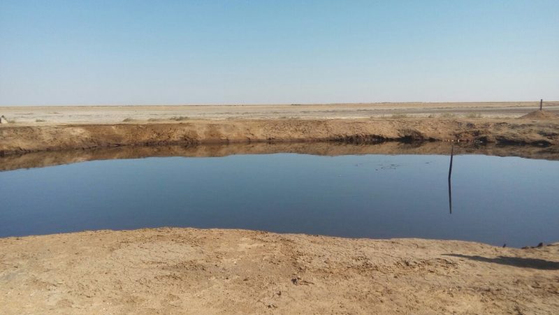 «Нефтяное озеро» из заброшенной скважины в Атырауской области заполнено грунтовой водой