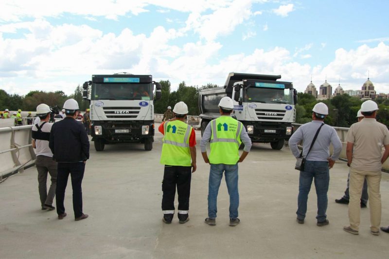 Пешеходный мост «Атырау көпірі» в Астане проверили на прочность