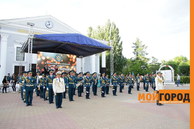 От рок-н-ролла до твиста: в Уральске прошел плац-концерт военных оркестров