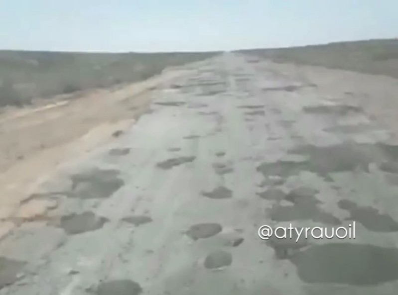 На трассе Атырау-Астрахань проводится ямочный ремонт (видео)