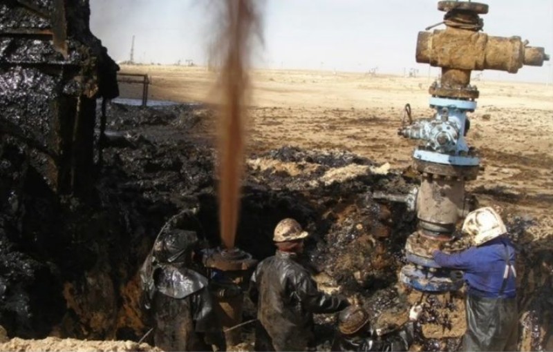 В селе Атырауской области из заброшенной скважины образовалось нефтяное озеро