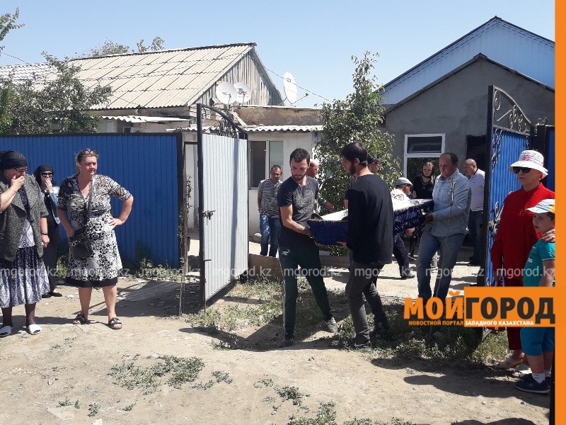 Жертв страшной аварии похоронили в Атырау (видео, фото)