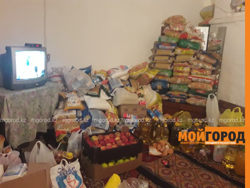 Жители Атырау «завалили» дом многодетной матери продуктами (видео)