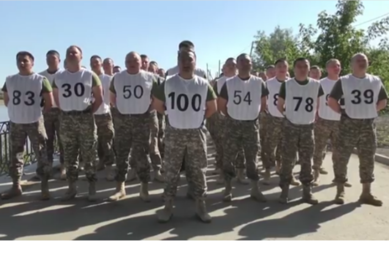 В Атырау более тысячи военослужащих приняли участие в акции «Другой ты»