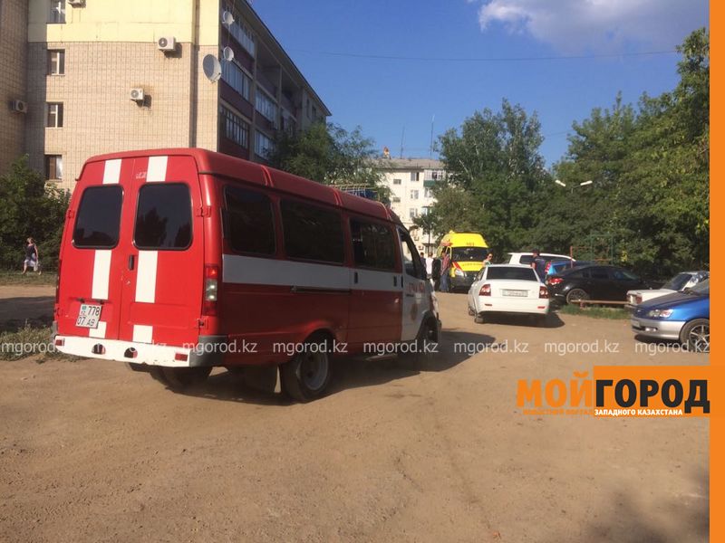 В центре Атырау пожар уничтожил цветочный магазин