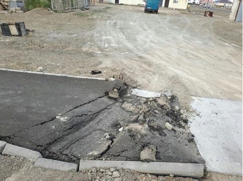 В Атырау новые тротуары деформировались после наезда на них авто
