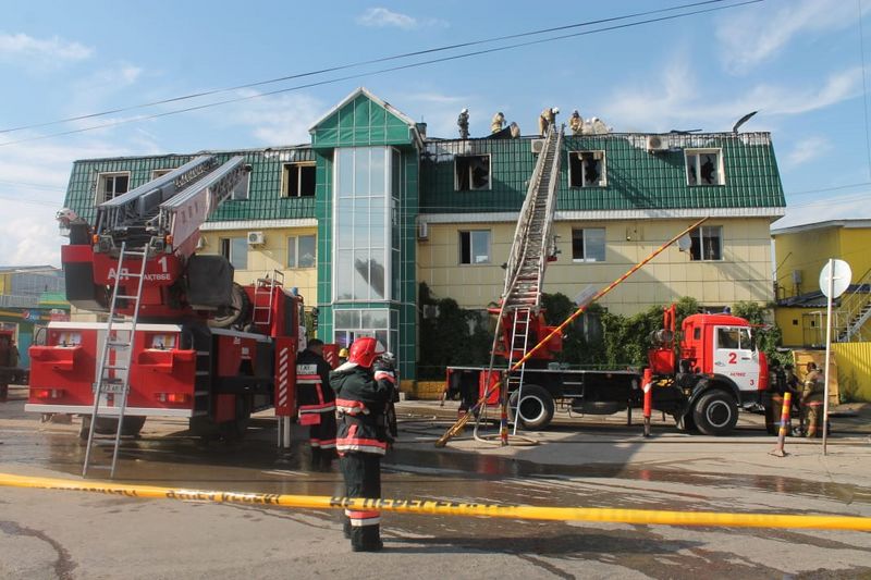 79 пожарных тушили полыхавшее здание на рынке в Актобе
