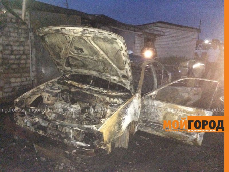 Автомобиль сгорел в гаражном кооперативе Уральска