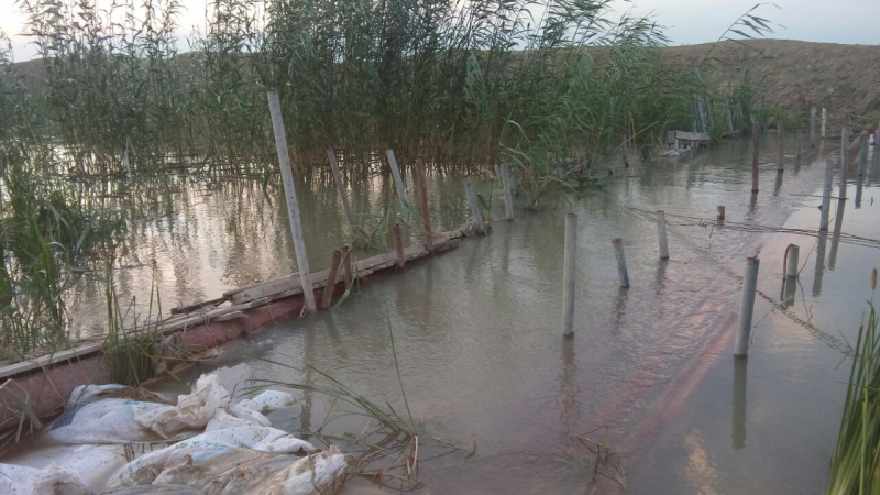 В Атырауской области сельчане самовольно перекрыли водный канал