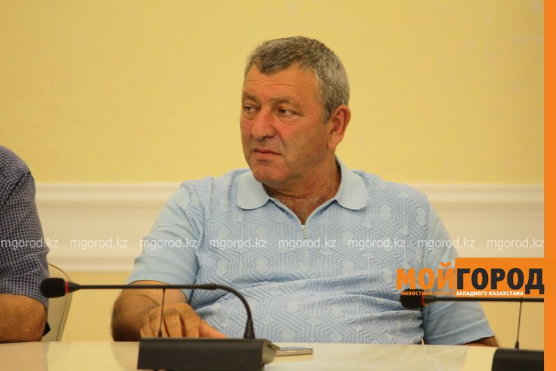 Предприниматель из Уральска возмущен тем, что местные товары прячут на нижние полки
