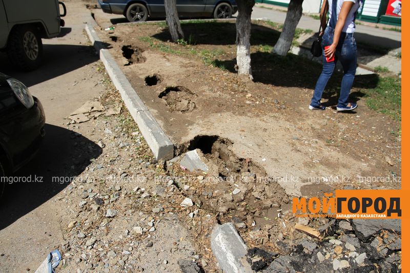 В Уральске после ливня провалился грунт, где недавно укладывали трубу