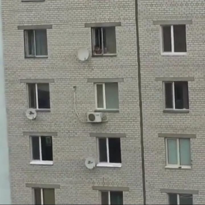 Уральцев возмутило видео с детьми, играющими у открытого окна на 5 этаже
