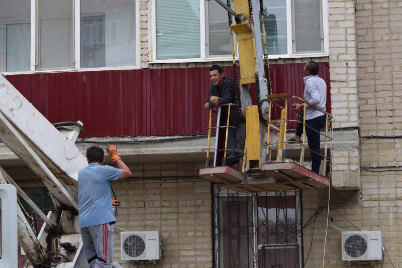В шести домах в Атырау установят новые лифты