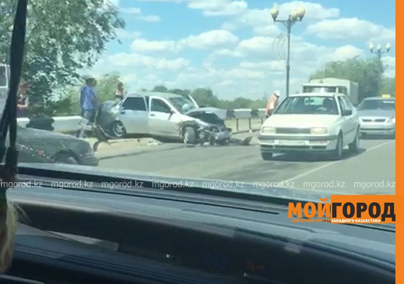 В Уральске из-за ДТП на омеговском мосту образовалась огромная пробка (видео)
