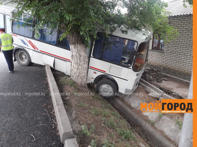 В Уральске пассажирский автобус слетел в арык