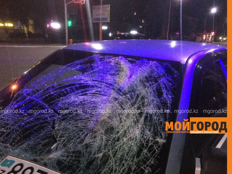 В центре Уральска сбили человека