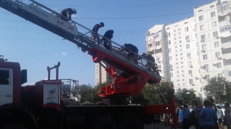 10 человек спасли пожарные из горящего дома в Атырау
