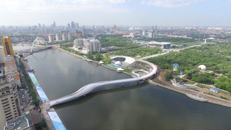 В Астане открыли пешеходный мост «Атырау көпірі»