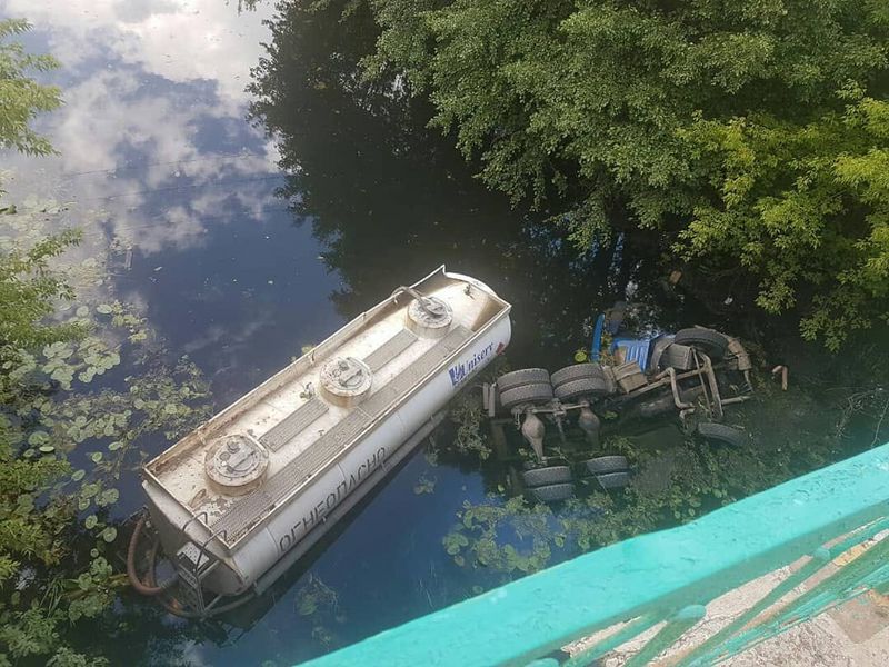 В ЗКО «КамАЗ» слетел с моста: погибли два человека