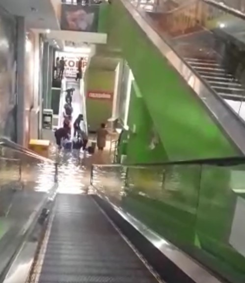 В Уральске сильный ливень подтопил ТРЦ и улицы (видео)