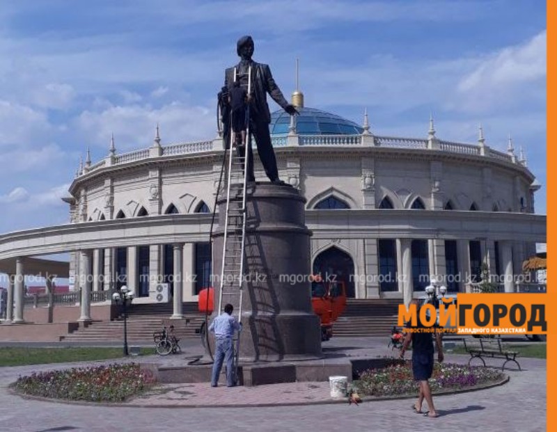 В Атырау городские памятники будут мыть чаще