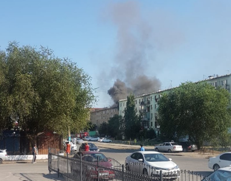 В Атырау пожарные эвакуируют людей из горящего дома