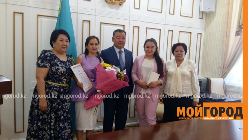 Аким Уральска подарил планшет выпускнице, набравшей 137 баллов на ЕНТ