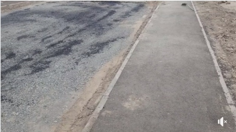 Жители пригорода Атырау пожаловались на некачественно уложенный асфальт