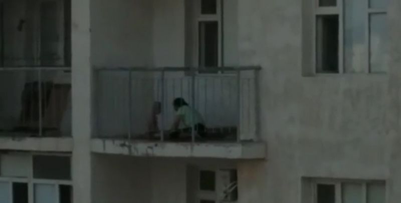 В сети появилось видео избиения маленького мальчика матерью в Жанаозене