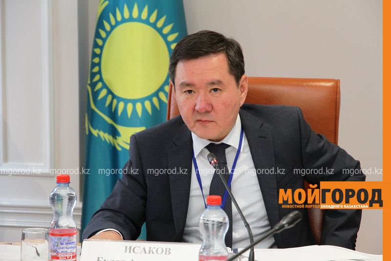 В ЗКО аким собирал деньги с подчиненных на ремонт машины и подвоз газеты