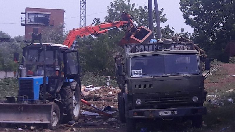 На стихийной свалке в Уральске навели порядок
