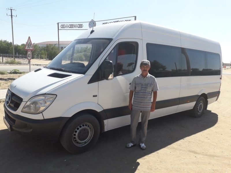 В Атырауской области сельчанин перевозит пассажиров по льготным тарифам