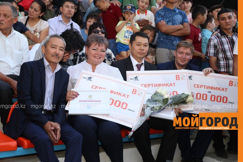 В Актюбинской области шахтерам и горнякам вручили ключи от новых квартир и автомобилей