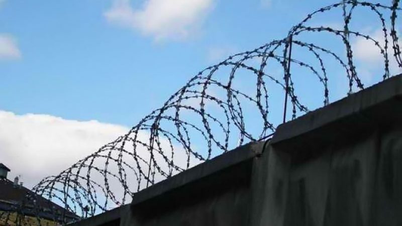 Жительница Атырау пыталась передать телефон дочери в колонию