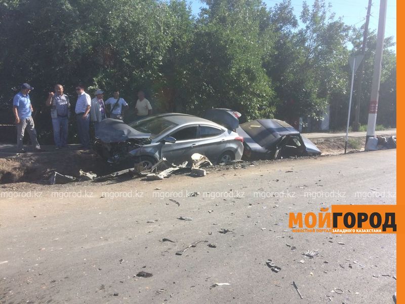Две иномарки после столкновения слетели в арык в Уральске (фото)