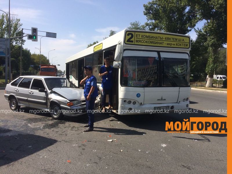 Пассажирский автобус столкнулся с «легковушкой» в Уральске