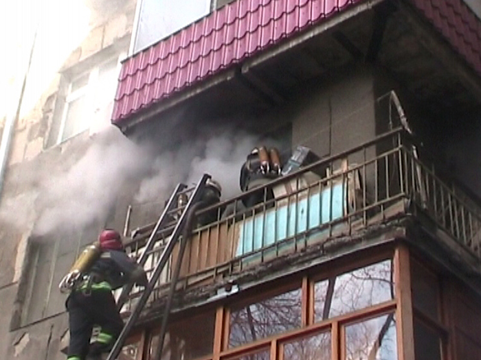 В Атырау трое пожарных спасли мужчину с балкона горящей квартиры