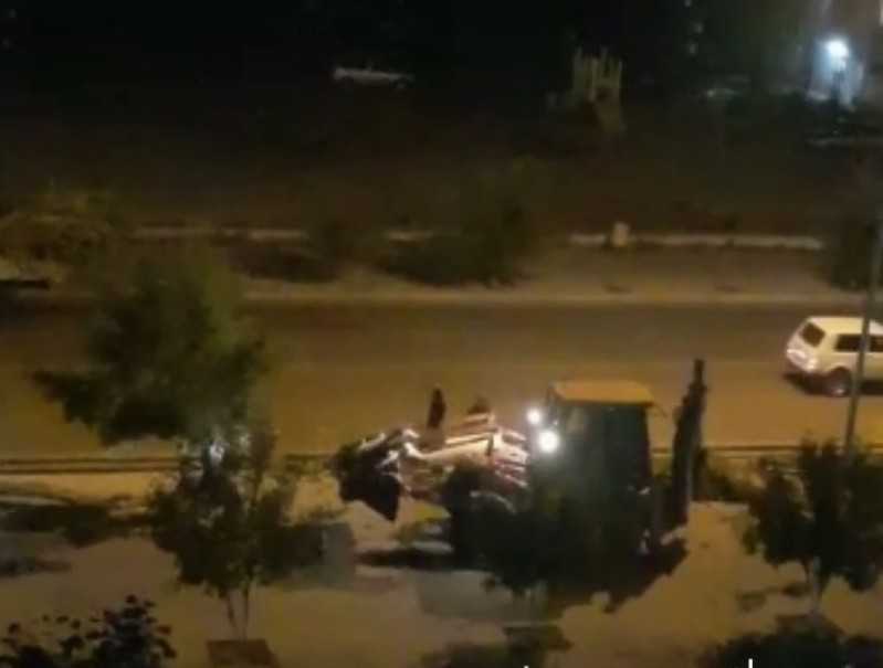 В сеть попало видео, как в Атырау дорожные рабочие выкорчевывают деревья