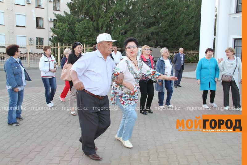 В Уральске каждую пятницу проводятся танцы для пожилых людей