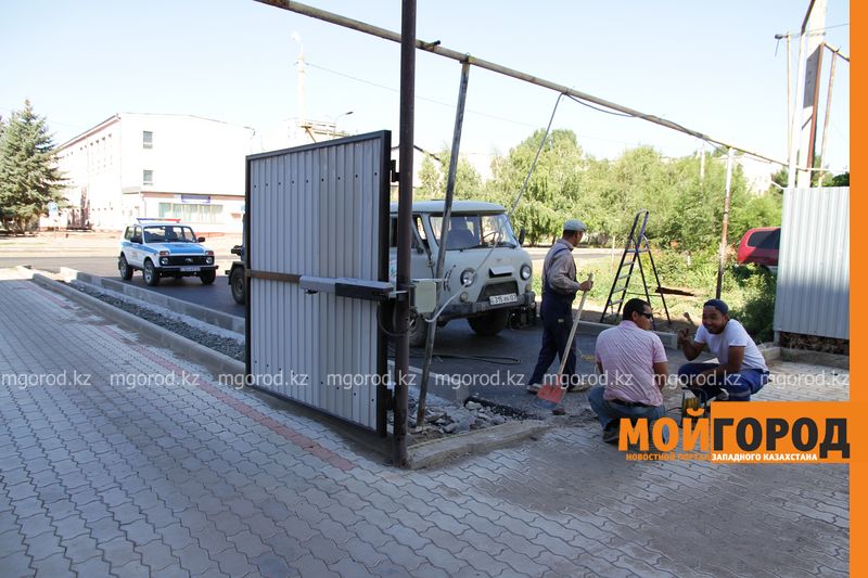 Жители пятиэтажки в Уральске считают незаконным снос ограждения